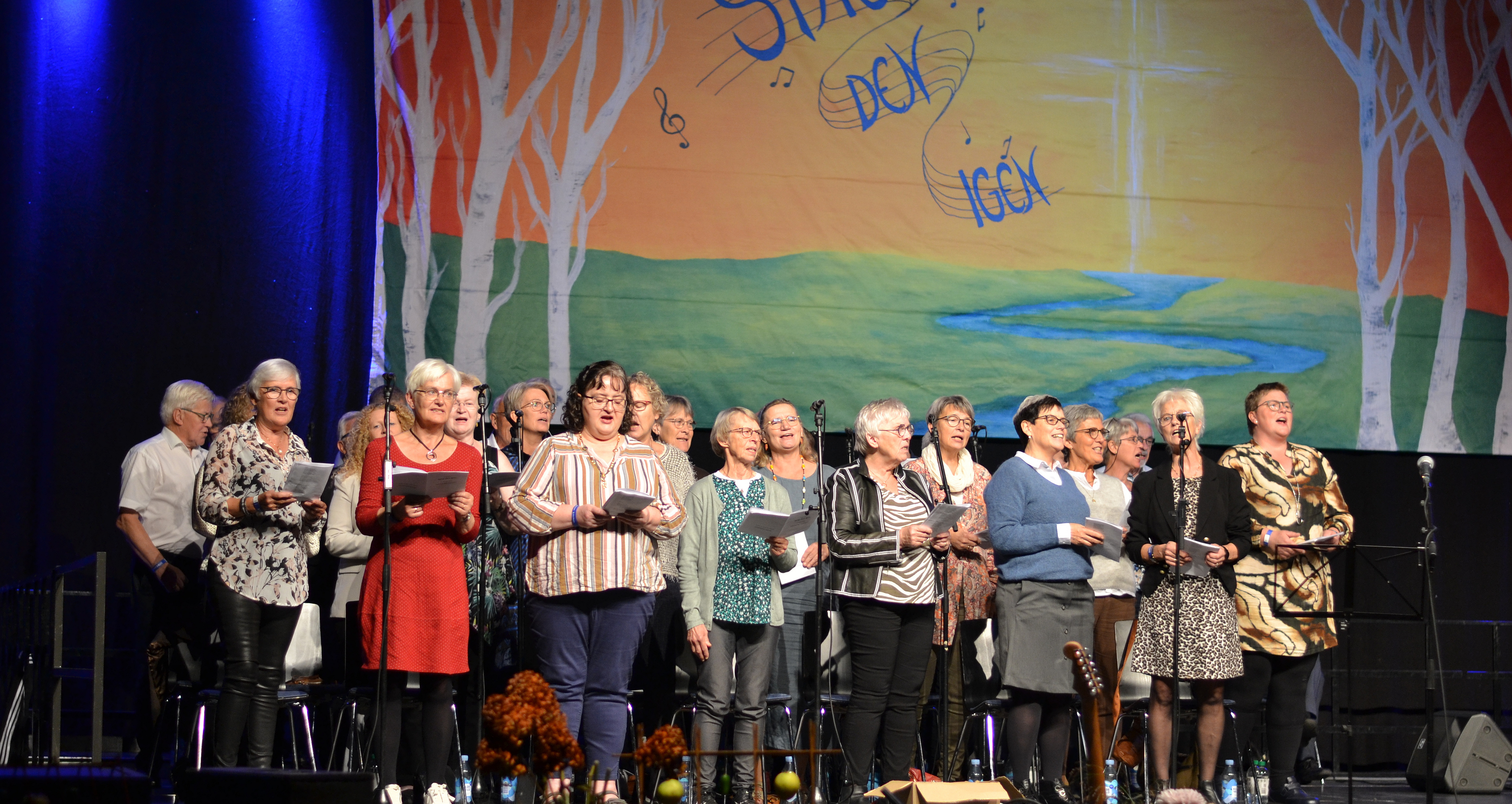 Lovsang, andagt og vidnesbyrd gik hånd i hånd