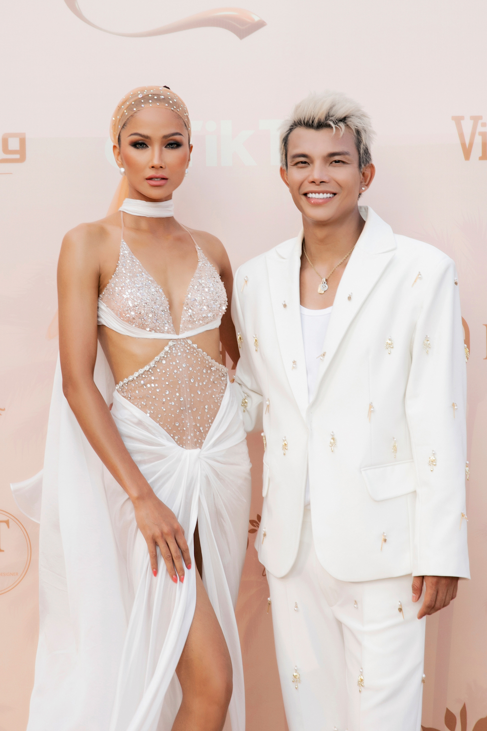 H'Hen Niê, Thiên Ân, Ngọc Trinh khoe dáng cực gắt trên thảm đỏ show Đỗ Long | Harper's Bazaar over